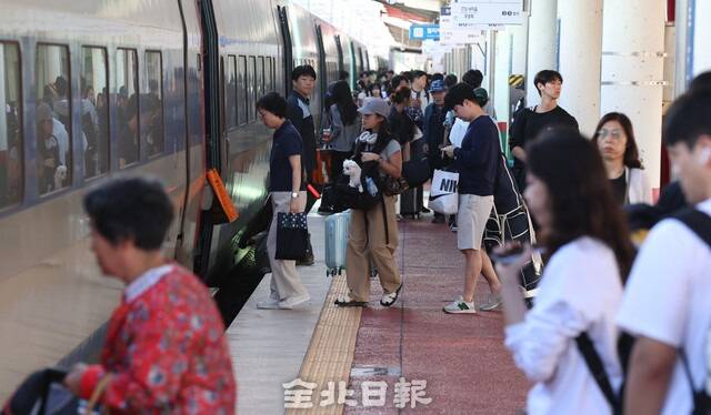 추석연휴 마지막 날인 9일 전주시 전주역에서 귀경객들이 귀경열차에 탑승하고 있다. 조현욱 기자