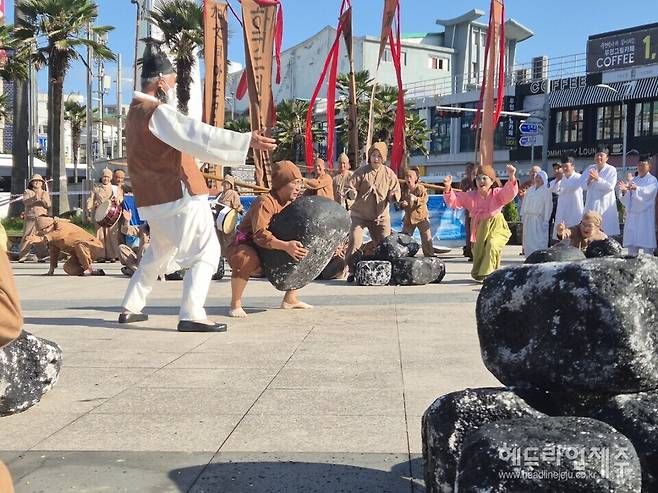 하귀1리 민속보존회의 '가문동 아끈코지 원담역시' 공연.