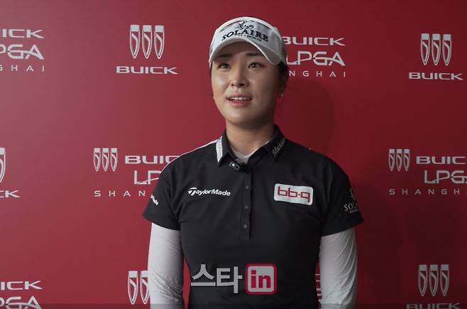 윤이나가 10일 중국 상하이에서 열린 LPGA 투어 뷰익 상하이 2라운드 경기를 끝낸 뒤 공동취재구역에서 인터뷰하고 있다. (사진=LPGA 투어 인터뷰 영상 화면 캡쳐)