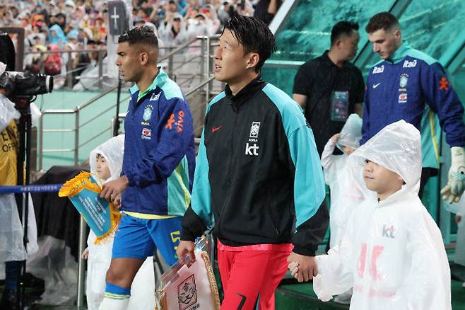 10일 서울 마포구 서울월드컵경기장에서 열린 한국과 브라질 축구 대표팀의 친선경기. 한국 손흥민이 입장하고 있다. 사진=연합뉴스