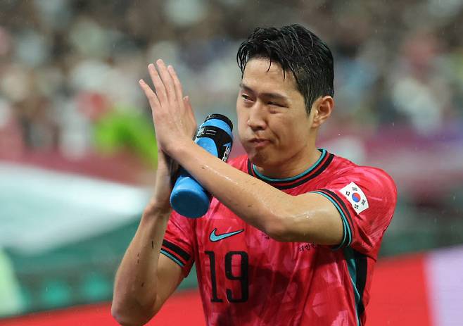 10일 서울 마포구 서울월드컵경기장에서 열린 한국과 브라질 축구 대표팀의 친선경기. 이강인이 교체로 물러나며 손을 흔들고 있다. 사진=연합뉴스