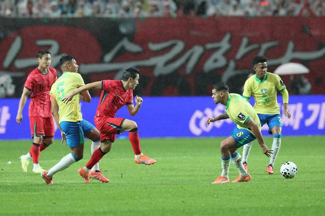 10일 서울 마포구 서울월드컵경기장에서 열린 한국과 브라질 축구 대표팀의 친선경기. 이강인이 브라질의 압박을 뚫어내고 있다. 사진=연합뉴스