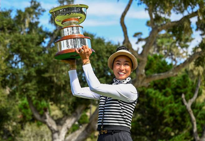 한국계 이나 김 샤드가 10일(현지시간) 미국 캘리포니아주 몬터레이 페닌슐라 컨트리클럽에서 열린 US 여자 미드 아마추어 선수권에서 우승한 뒤 트로피를 들어 올리고 있다. (사진=USGA)