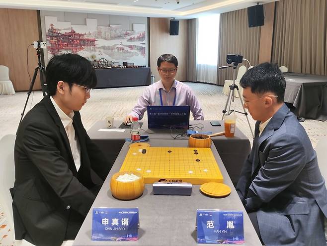 신진서 9단(왼쪽)과 판인 8단이 반상을 마주하고 있다.(사진 한국기원 제공)