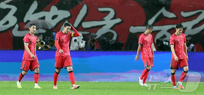 10일 서울월드컵경기장에서 열린 하나은행 초청 축구국가대표팀 친선경기 대한민국과 브라질의 경기, 전반전 대한민국 선수들이 브라질 호드리구에게 추가골을 허용한 뒤 아쉬워하고 있다. 2025.10.10/뉴스1 ⓒ News1 장수영 기자