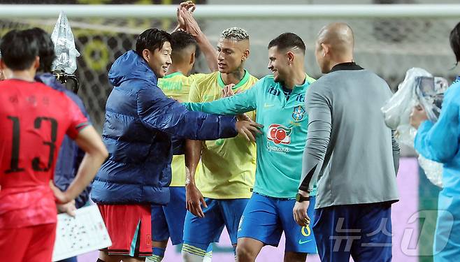 10일 서울월드컵경기장에서 열린 하나은행 초청 축구국가대표팀 친선경기 대한민국과 브라질의 경기, 대한민국 손흥민이 경기 후 브라질 브루노 기마랑이스와 인사를 나누고 있다. 2025.10.10/뉴스1 ⓒ News1 장수영 기자