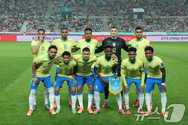 10일 서울월드컵경기장에서 열린 하나은행 초청 축구국가대표팀 친선경기 대한민국과 브라질의 경기를 앞두고 브라질 선발 선수들이 기념 촬영을 하고 있다. 2025.10.10/뉴스1 ⓒ News1 장수영 기자