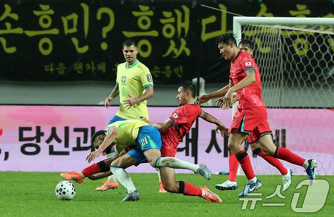 10일 서울월드컵경기장에서 열린 하나은행 초청 축구국가대표팀 친선경기 대한민국과 브라질의 경기, 후반전 대한민국 옌스 카스트로프가 브라질 마테우스 쿠냐에게 태클하고 있다. 2025.10.10/뉴스1 ⓒ News1 장수영 기자