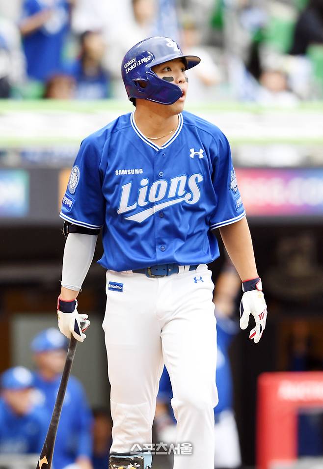 삼성 김영웅이 9일 인천SSG랜더스필드에서 열린 2025 KBO 준플레이오프 1차전 SSG와 경기에서 3회초 SSG 화이트를 상대로 우월 투런포를 때린 후 타구를 바라보고 있다. 문학 | 박진업 기자 upandup@sportsseoul.com