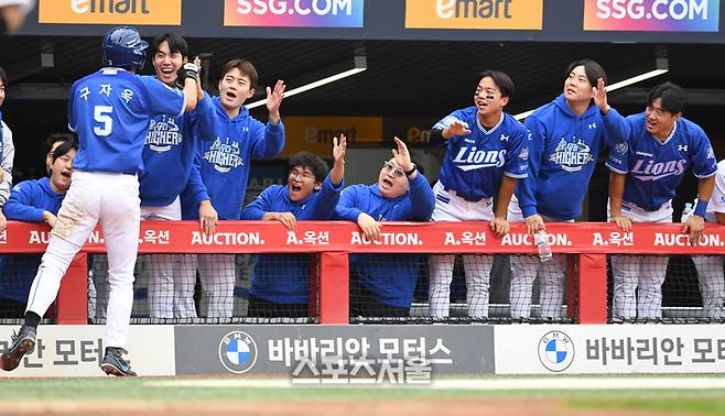 삼성 구자욱이 9일 인천 SSG랜더스필드에서 열린 2025 KBO리그 SSG와의 준플레이오프 1차전 4회초 무사 1루 상황에서 디아즈의 2루타에 1루에서 홈까지 뛰어 득점한 뒤 동료들과 하이파이브를 하고 있다. 문학 | 박진업 기자 upandup@sportsseoul.com