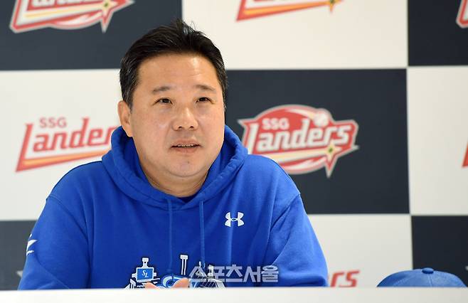 삼성 박진만 감독이 9일 인천 SSG랜더스필드에서 열린 2025 KBO리그 SSG와 준플레이오프 1차전에 앞서 인터뷰를 하고 있다. 문학 | 박진업 기자 upandup@sportsseoul.com