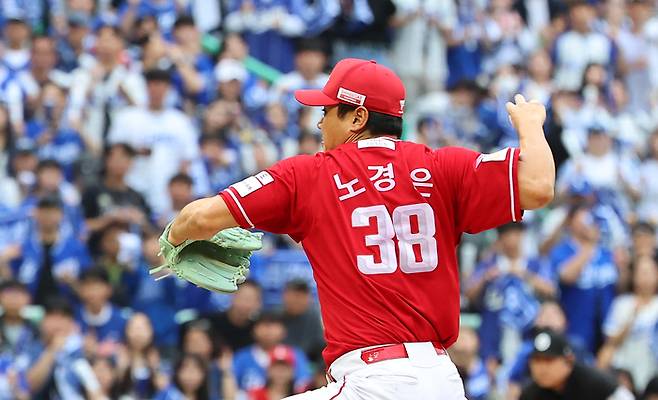 SSG 노경은이 11일 인천SSG랜더스필드에서 열린 2025 KBO리그 포스트시즌 삼성과 준PO 2차전 등판해 역투하고 있다. 사진 | 연합뉴스