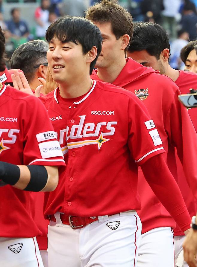SSG 김성욱이 11일 인천SSG랜더스필드에서 열린 2025 KBO리그 포스트시즌 삼성과 준PO 2차전 승리 후 동료들과 하이파이브를 하고 있다. 사진 | 연합뉴스