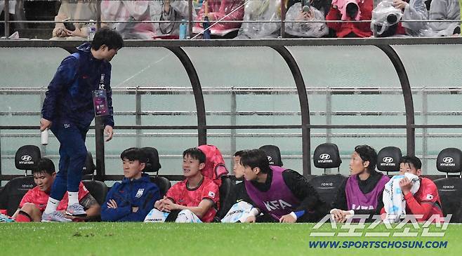 10일 오후 서울 상암동 서울월드컵경기장에서 대한민국 축구대표팀과 브라질의 A매치 평가전이 열렸다. 후반 교체된 김민재, 이재성, 손흥민. 상암=송정헌 기자songs@sportschosun.com/2025.10.10/