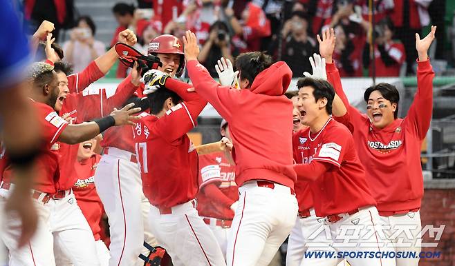 11일 인천SSG랜더스필드에서 열린 SSG와 삼성의 준PO 2차전. 9회말 1사 SSG 김성욱이 끝내기 홈런을 날린 뒤 환호하고 있다. 인천=박재만 기자 pjm@sportschosun.com/2025.10.11/