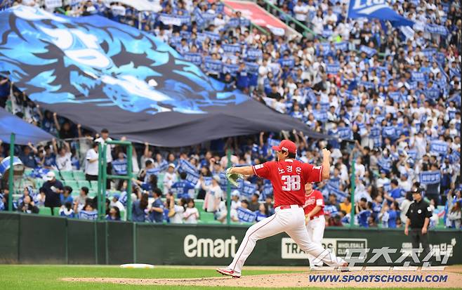 11일 인천 SSG랜더스필드에서 열린 삼성과 SSG의 준PO 2차전. 7회초 노경은이 투구하고 있다. 인천=정재근 기자 cjg@sportschosun.com/2025.10.11/