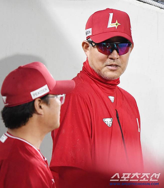 2일 광주 기아챔피언스필드에서 열린 SSG-KIA전. SSG 이숭용 감독이 송신영 코치와 대화하고 있다. 광주=정재근 기자 cjg@sportschosun.com/2025.10.2/