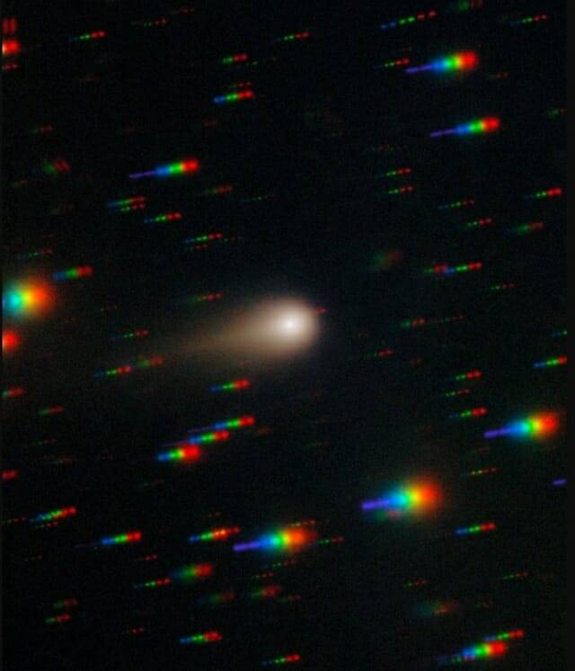 칠레에 위치한 제미니 사우스 망원경으로 촬영한 사진에서 혜성 3I/ATLAS가 빽빽한 별빛 속을 가로지르고 있다. 여러 색깔의 줄무늬는 주위에 있는 별들이다.(출처=International Gemini Observatory/NOIRLab/NSF/AURA/Shadow the Scientist)