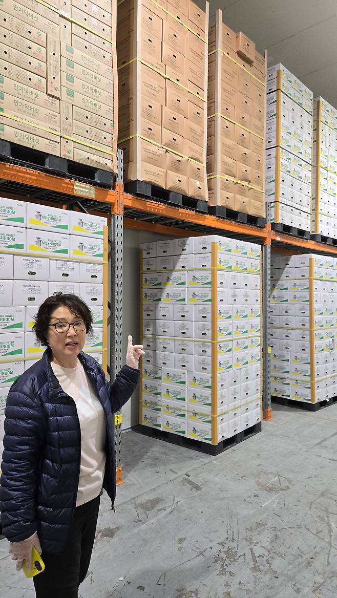 호주 현지에서 한국 식품 수입업을 하고 있는 KOFOOD의 김양희 대표가 창고 내 보관 중인 한국산 농산물을 보여주고 있다. /윤희훈 기자
