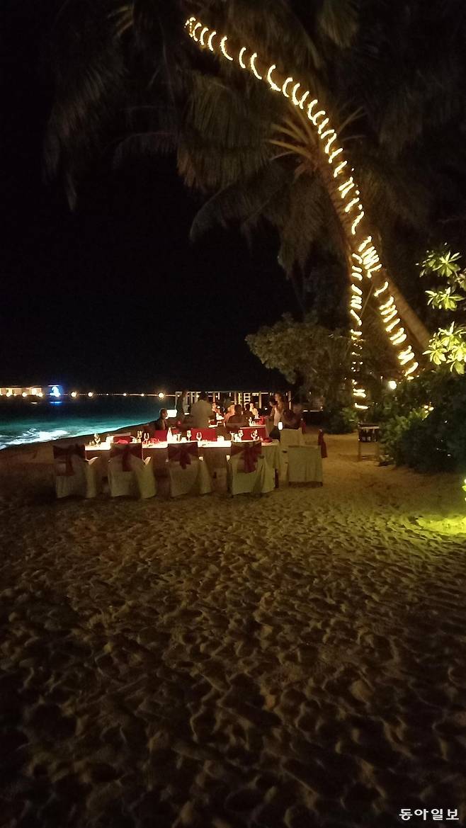 메인 레스토랑 앞 해변에 차려진 저녁 식사 테이블.