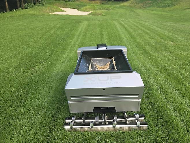 자율 주행 골프장 디보트 보수 로봇 ‘채움’이 골프장에서 작업하는 모습. 잔디 파인 곳을 찾아 모래를 넣어 주는 배토 작업을 하고 있다. 엑스업 제공