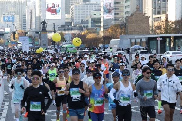 서울 YMCA 마라톤대회에서 참가자들이 힘차게 달리고 있다. 뉴시스