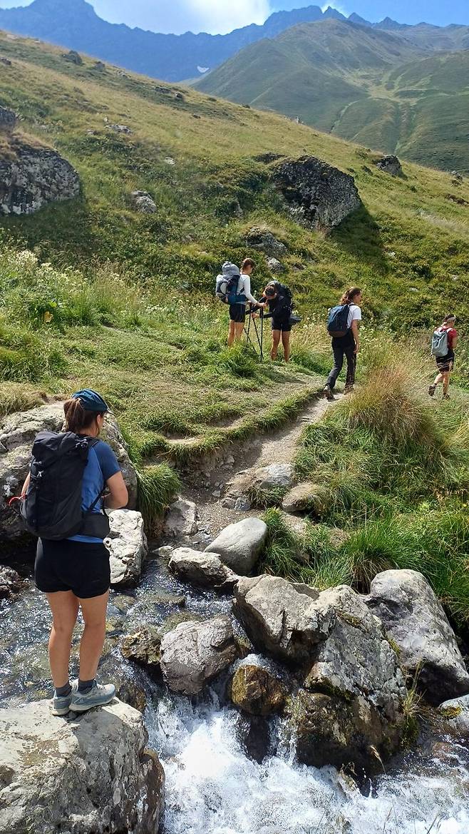 조지아 카즈베기 주타 트레킹을 하는 관광객들. 사진=이환주 기자