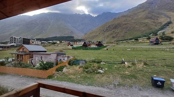 주타 트레킹 출발 당일 1박을 했던 카즈베기 숙소에서 바라본 모습.