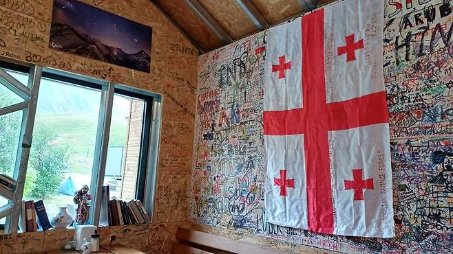 제타 캠핑 내부에 걸려있는 조지아 국기.