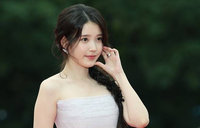 배우 겸 가수 아이유가 2일 오후 서울 여의도 KBS 홀에서 열린 제20회 서울드라마어워즈에 참석해 포즈를 취하고 있다. ⓒ News1 권현진 기자 /사진=뉴스1