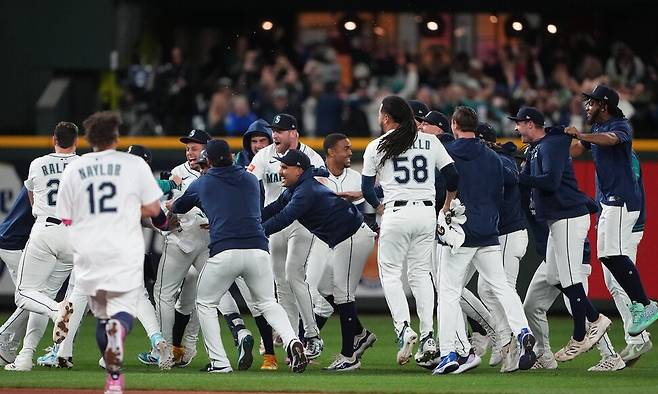 시애틀 매리너스 선수들이 11일(한국시각) 시애틀에서 열린 아메리칸리그 디비전시리즈(ALDS) 5차전에서 디트로이트 타이거스를 꺾은 뒤 필드에서 승리를 자축하고 있다. 시애틀/AP 여연합뉴스