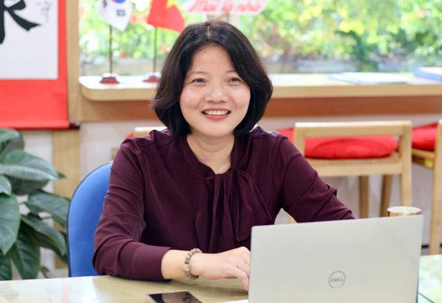 쩐티흐엉 베트남 하노이 국립외국어대 한국어·한국문화학부 학부장이 지난달 29일 대학 학과 사무실에서 현지 한국어 열풍에 대해 설명하고 있다. 하노이=허경주 특파원