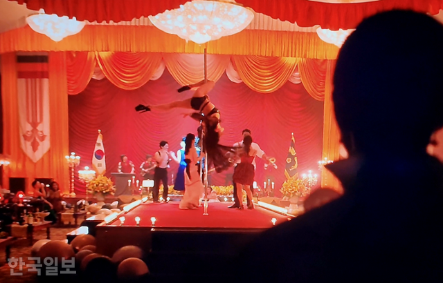 넷플릭스 드라마 '애마'에서 한 폴댄서가 폴스포츠 기술인 제미니 아웃 동작을 하고 있다. 넷플릭스 제공