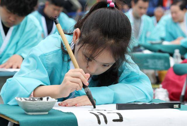 제579돌 한글날을 맞이한 9일 서울 종로구 광화문광장에서 열린 ‘2025 제 16회 휘호대회 광화문광장 휘호대회‘에 참가한 학생이 한글을 쓰고 있다. 이번 대회는 총 35개국 약 400여명이 참가했다. 뉴스1