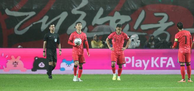 <yonhap photo-5384=""> 선제골 내주고 아쉬워하는 황인범 (서울=연합뉴스) 이동해 기자 = 10일 서울 마포구 서울월드컵경기장에서 열린 한국과 브라질 축구 대표팀의 친선경기. 한국 황인범이 브라질 이스테방에게 선제골을 내준 뒤 아쉬워하고 있다. 2025.10.10 eastsea@yna.co.kr/2025-10-10 20:26:53/ <저작권자 ⓒ 1980-2025 ㈜연합뉴스. 무단 전재 재배포 금지, AI 학습 및 활용 금지></yonhap>