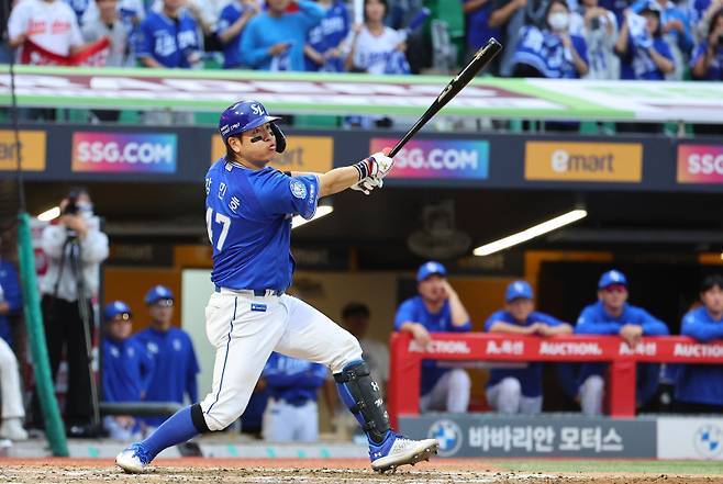<yonhap photo-4267=""> 동점 적시타 강민호 (인천=연합뉴스) 임순석 기자 = 11일 인천 SSG랜더스필드에서 열린 2025 프로야구 KBO리그 포스트시즌 준플레이오프 2차전 삼성 라이온즈와 SSG 랜더스의 경기. 9회초 1사 2루 상황에서 삼성 강민호가 동점 적시타를 치고 있다. 2025.10.11 soonseok02@yna.co.kr/2025-10-11 17:04:23/ <저작권자 ⓒ 1980-2025 ㈜연합뉴스. 무단 전재 재배포 금지, AI 학습 및 활용 금지></yonhap>