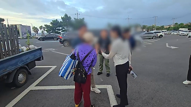 지난달 제주시 용담동에서 밀입국 혐의로 중국인 여성이 검거되는 모습. (제주지방해양경찰청 제공)