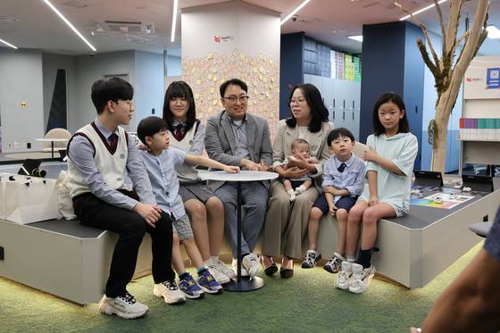 김중태 경기도경제과학진흥원 과장은 아내 이혜련씨와 사이에서 6남매를 뒀다. 사진은 지난 9월 경기도경제과학진흥원을 찾은 김씨 가족. 경기도경제과학진흥원