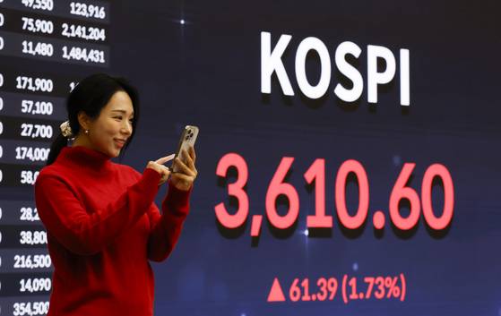추석 연휴를 마치고 개장한 코스피가 10일 반도체주 강세에 힘입어 사상 처음으로 3600선을 돌파했다. 이날 코스피는 전장(지난 2일)보다 1.73% 상승한 3610.60으로 장을 마감했다. 사진은 서울 여의도 한국증권거래소 전광판에 당일 종가가 표시되고 있는 모습. 김정훈 기자
