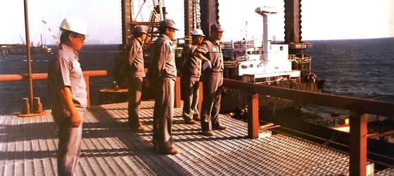 사우디아라비아 주베일 산업항 공사현장에서의 정 회장. 이 공사는 현대를 비롯한 한국 기업들의 중동 건설 붐을 이끌었다. [사진 김명호 교수의 ‘건설자 정주영’]
