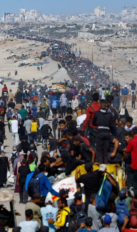 10일 가자지구에 휴전이 발효되자 고향을 떠났던 주민들이 집으로 돌아가고 있다. [로이터=연합뉴스]