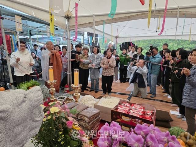 ▲ 금강산 화암사의 산신 점안 대재에 참석한 많은 신도들이 정성껏 불공을 들였다.