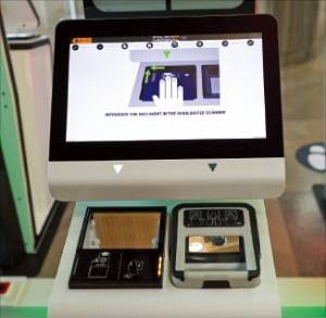 9일(현지시간) 스페인 마드리드 바라하스 공항에 설치된 새 출입국시스템(EES). ﻿  /로이터연합뉴스