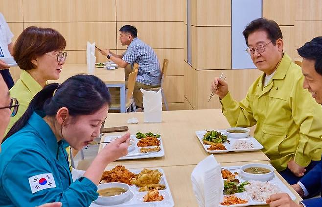이재명 대통령이 21일 서울 용산 대통령실 직원식당에서 김현지 총무비서관 등 직원들과 식사를 하고 있다. 이 대통령 맞은 편에 앉은 김현지 비서관 / 사진=이재명 대통령 SNS