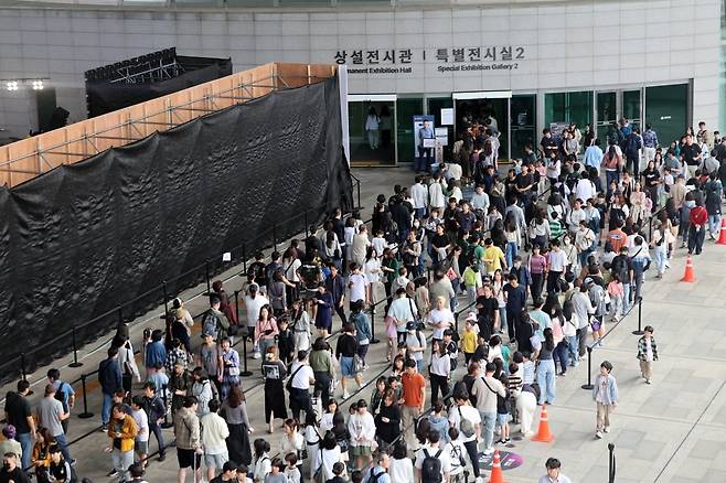 추석 연휴 마지막날인 9일 오전 서울 용산구 국립중앙박물관이 관람객들로 북적이고 있다. 사진=뉴스1