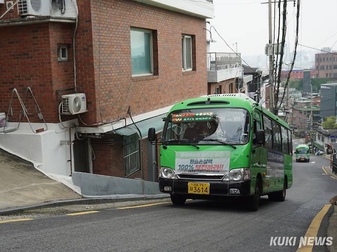 지난달 30일 오후 서울 종로구 명륜길에서 종로08번 마을버스가 운행되고 있다. 노유지 기자