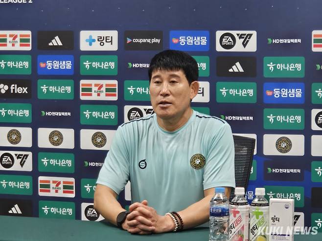 고정운 감독이 11일 김포솔터운동장에서 열린 서울 이랜드FC와의 ‘하나은행 K리그2 2025’ 34라운드 경기가 끝난 뒤 취재진과 기자회견을 하고 있다. 송한석 기자