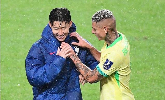 토트넘 동료였던 송흥민과 히샬리송이 경기 후 반갑게 재회했다. [사진출처 = MK스포츠]