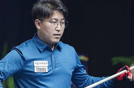황봉주가 11일 열린 앤트워프3쿠션월드컵 32강본선 리그에서 ‘세계적인 선수’인 멕스와 쿠드롱을 연파하며 조1위로 16강에 올랐다. (사진=SOOP)