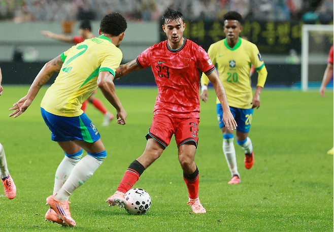 10일 서울 마포구 서울월드컵경기장에서 열린 한국과 브라질 축구 대표팀의 친선경기. 한국 옌스 카스트로프가 돌파를 시도하고 있다. 사진=연합뉴스